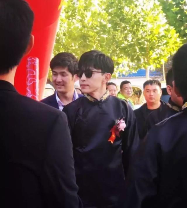 网友偶遇邓伦打篮球,真的太接地气了,这个肌肉线条太绝了!