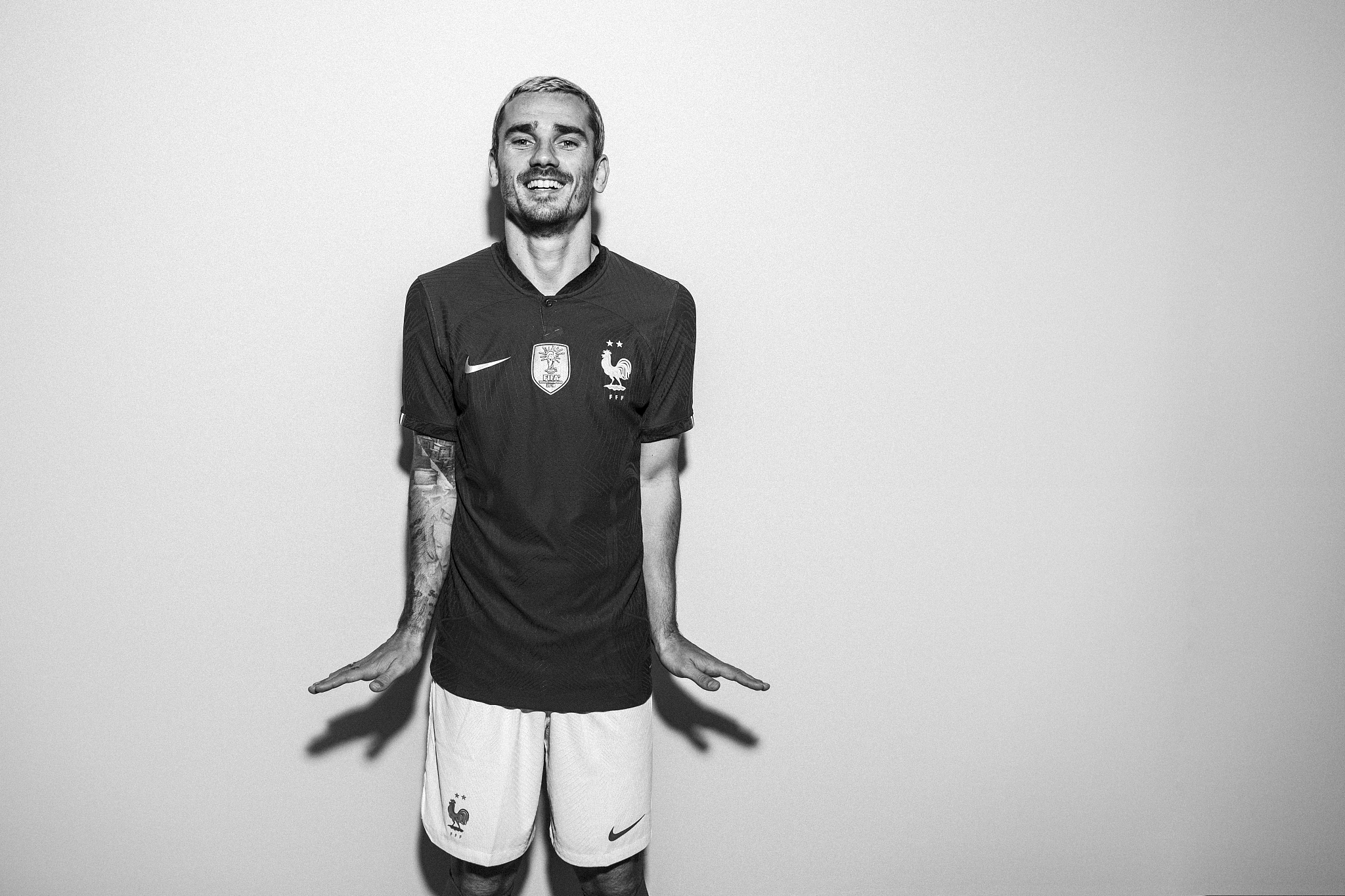 世界杯卫冕冠军的写真照出炉!26个球员有15个黑人:本泽马很开心