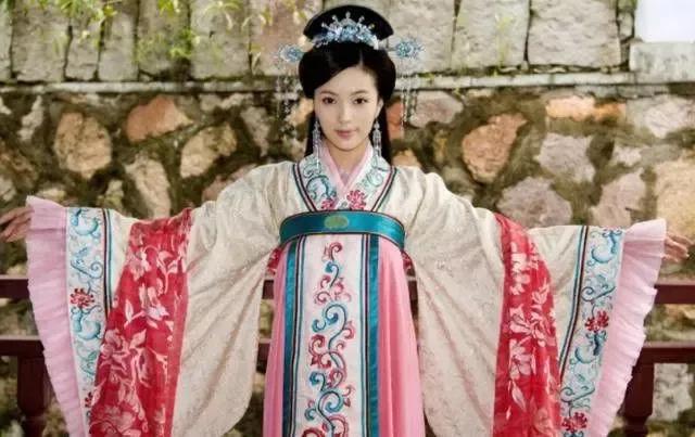 历任官职武胜,静难,永清,彰德诸军节度使,宋仁宗即位后,拜同中书门下