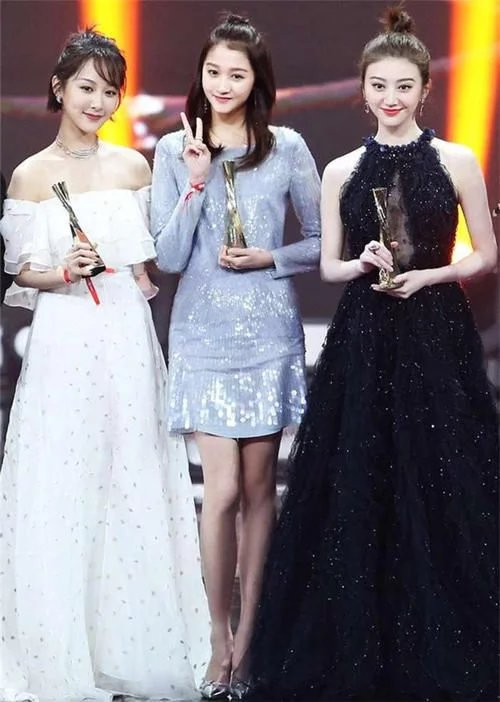 关晓彤净身高172,女星都不愿与她同框?唯独遇到她变得娇小玲珑!