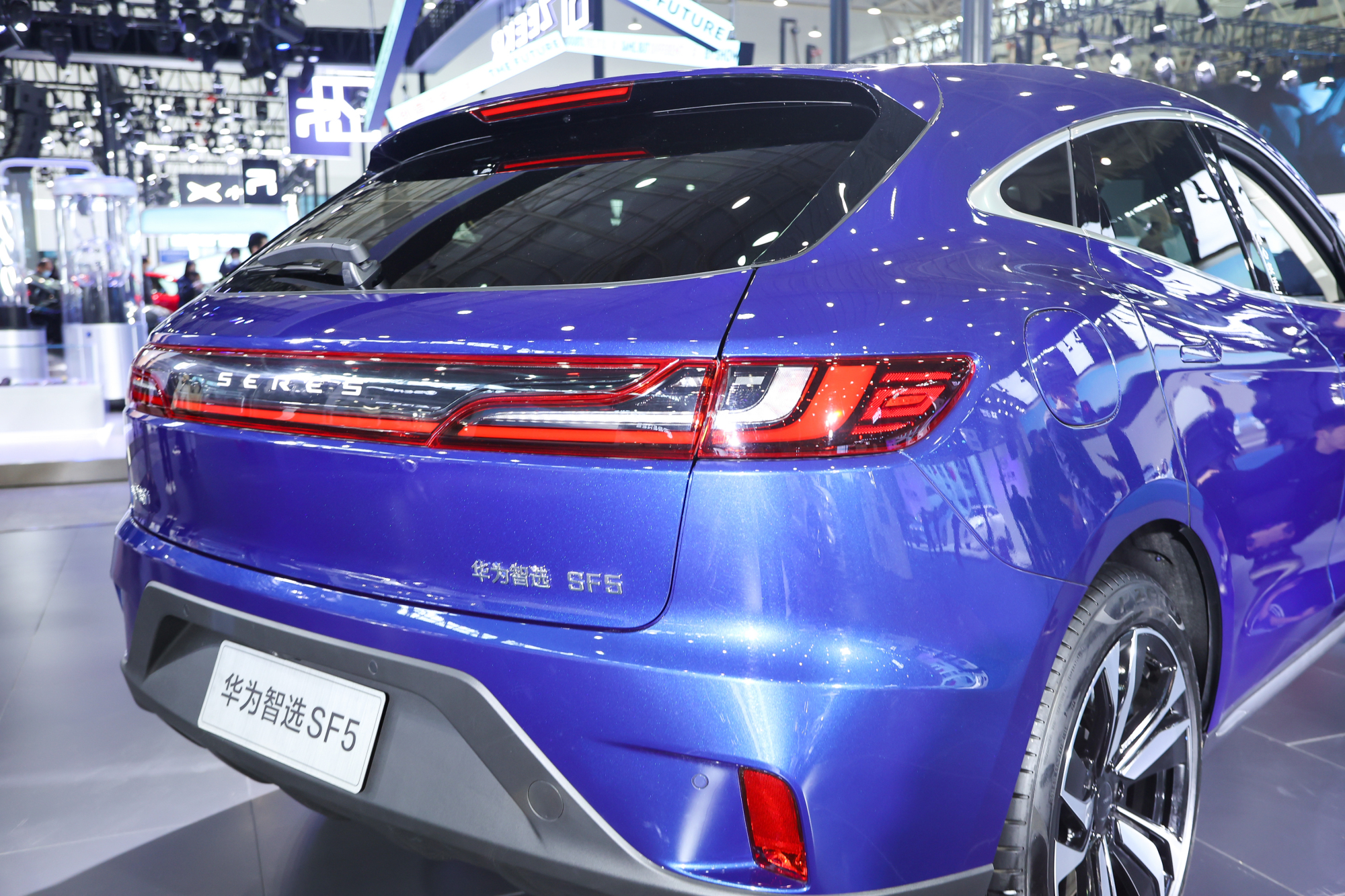 赛力斯华为智选sf5闪耀亮相武汉汽车博览会