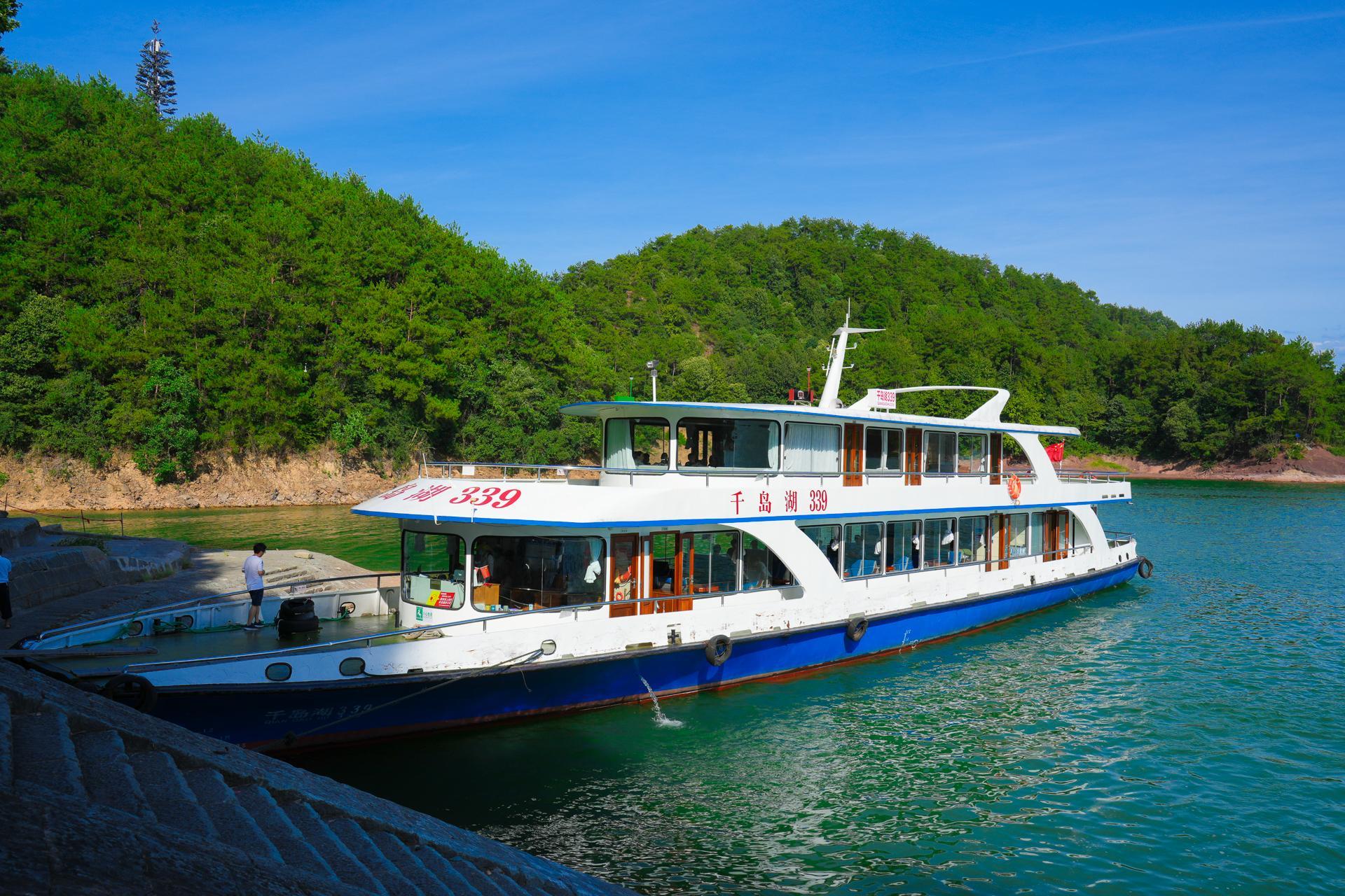 千岛湖是浙江省淳安县的一片美丽水域,拥有壮丽的自然景观和丰富的