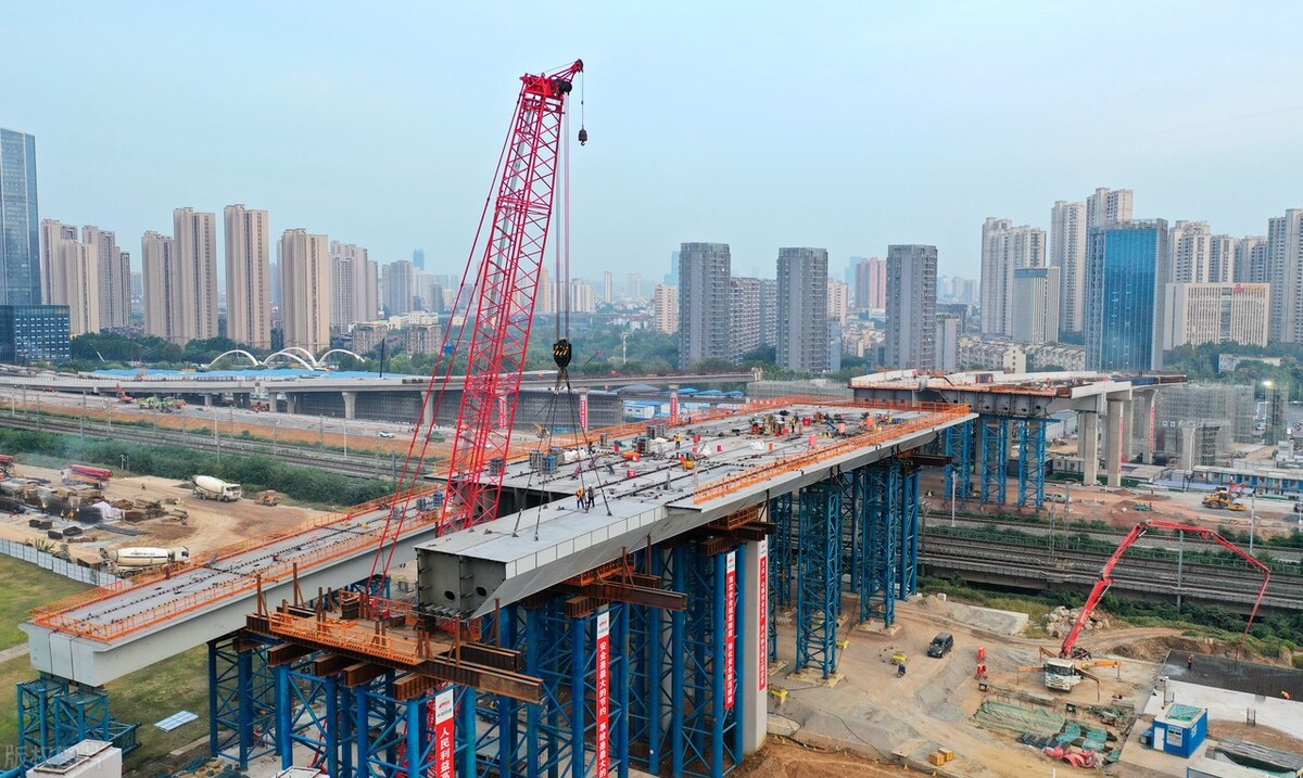 合肥市的新合肥西站附属高架桥建设现场呈现出一片繁忙的景象