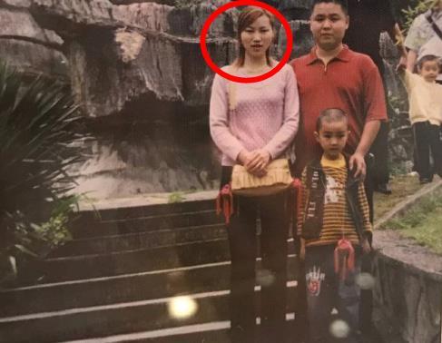 王俊凯妈妈20岁照片首公开,颜值神似赫本,这气质不出道可惜了