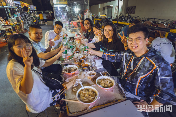 政前方丨 "四级书记"同框于青岛一处夜市,这张照片意味深长