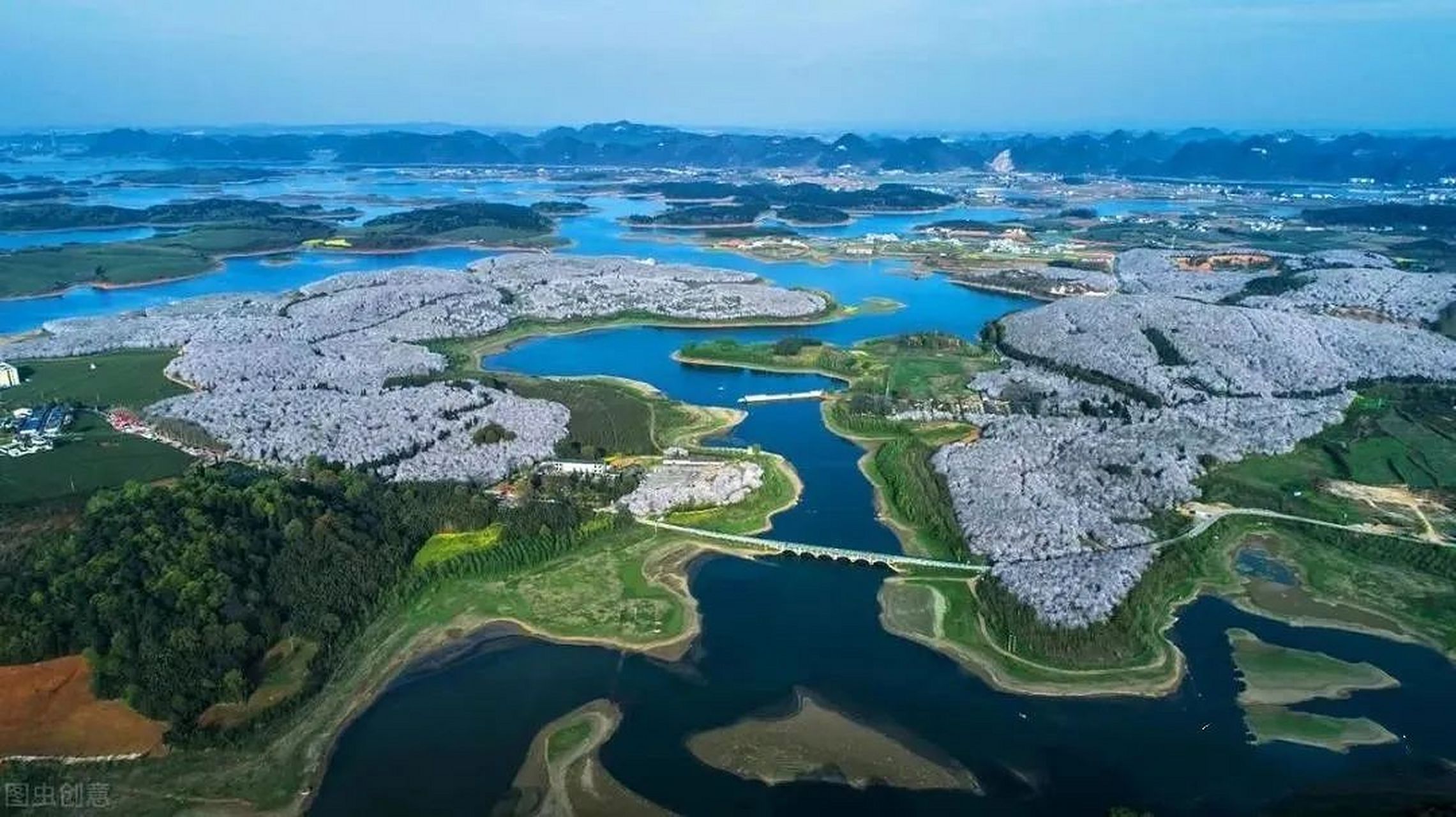 这片风景区横跨清镇市与安顺市平坝区,总面积高达200平方公里,而水域