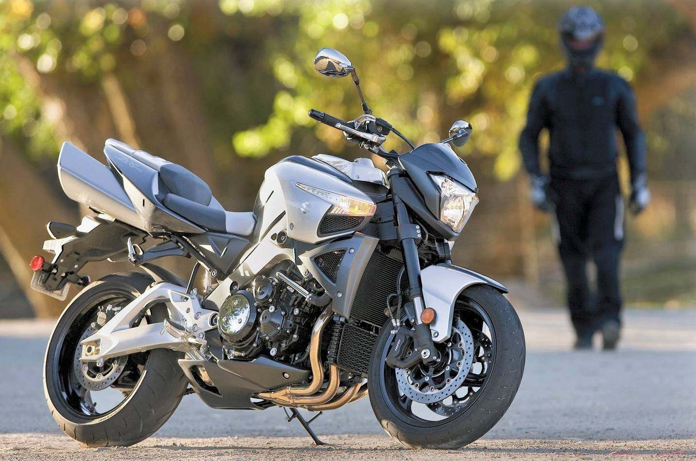 (还是很奇怪的,b-king在一辆以动漫为灵感的简装摩托车上搭载了隼鸟