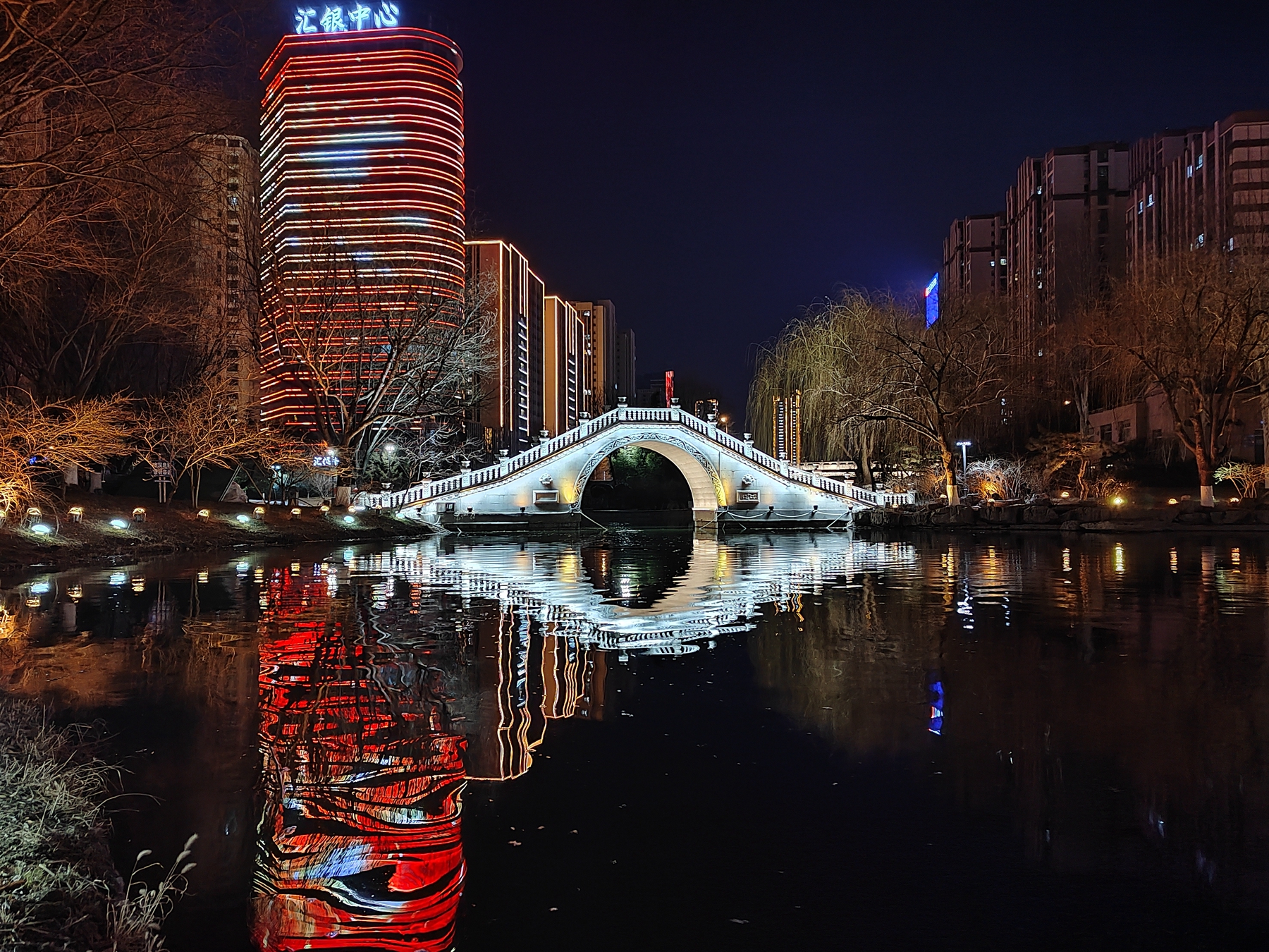 荣耀50pro镜头里的临沂五洲湖春节夜景