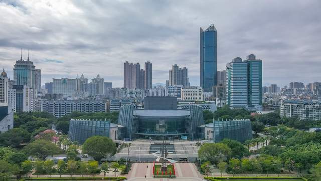 福州的地标式建筑,五一广场,是市民晨运和跑步的圣地