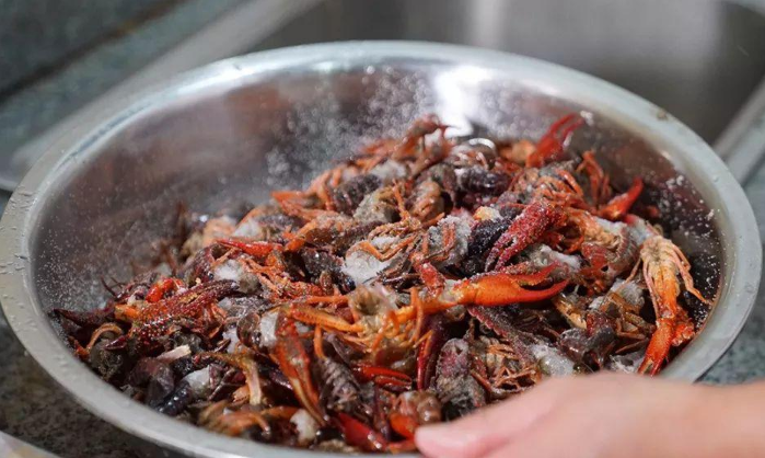 清洗小龙虾,不要只用水洗,牢记正确处理方法,龙虾干净放心吃