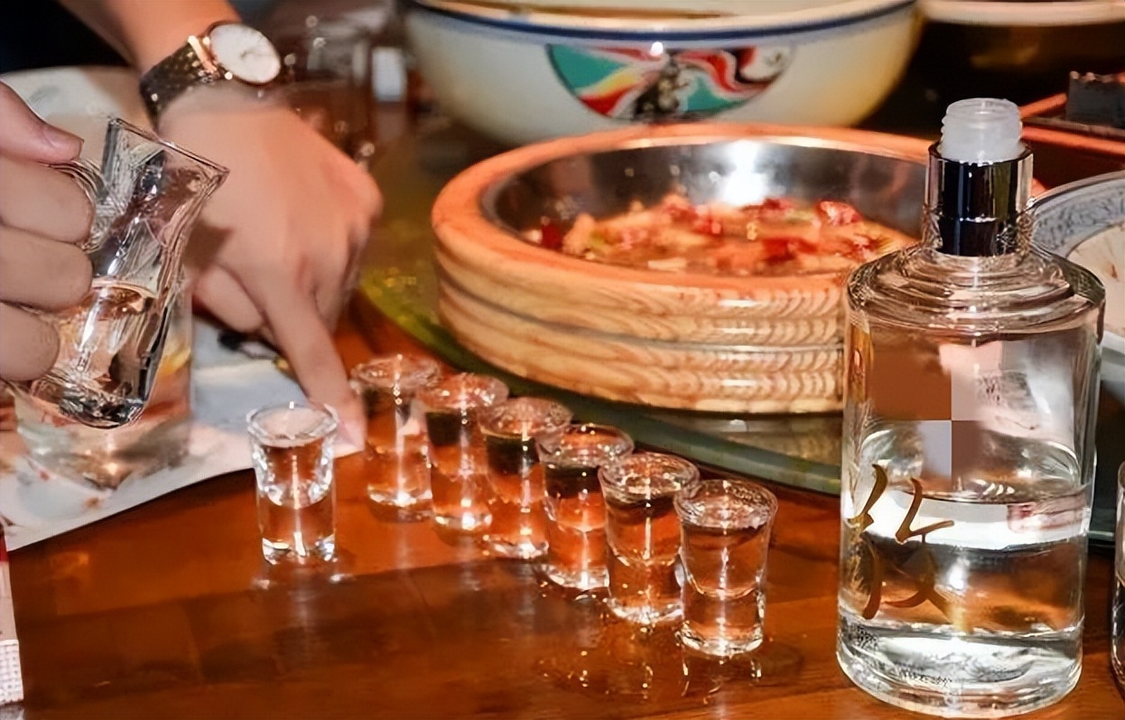 酒桌倒酒,为什么要先从右边倒?建议了解,以免闹笑话