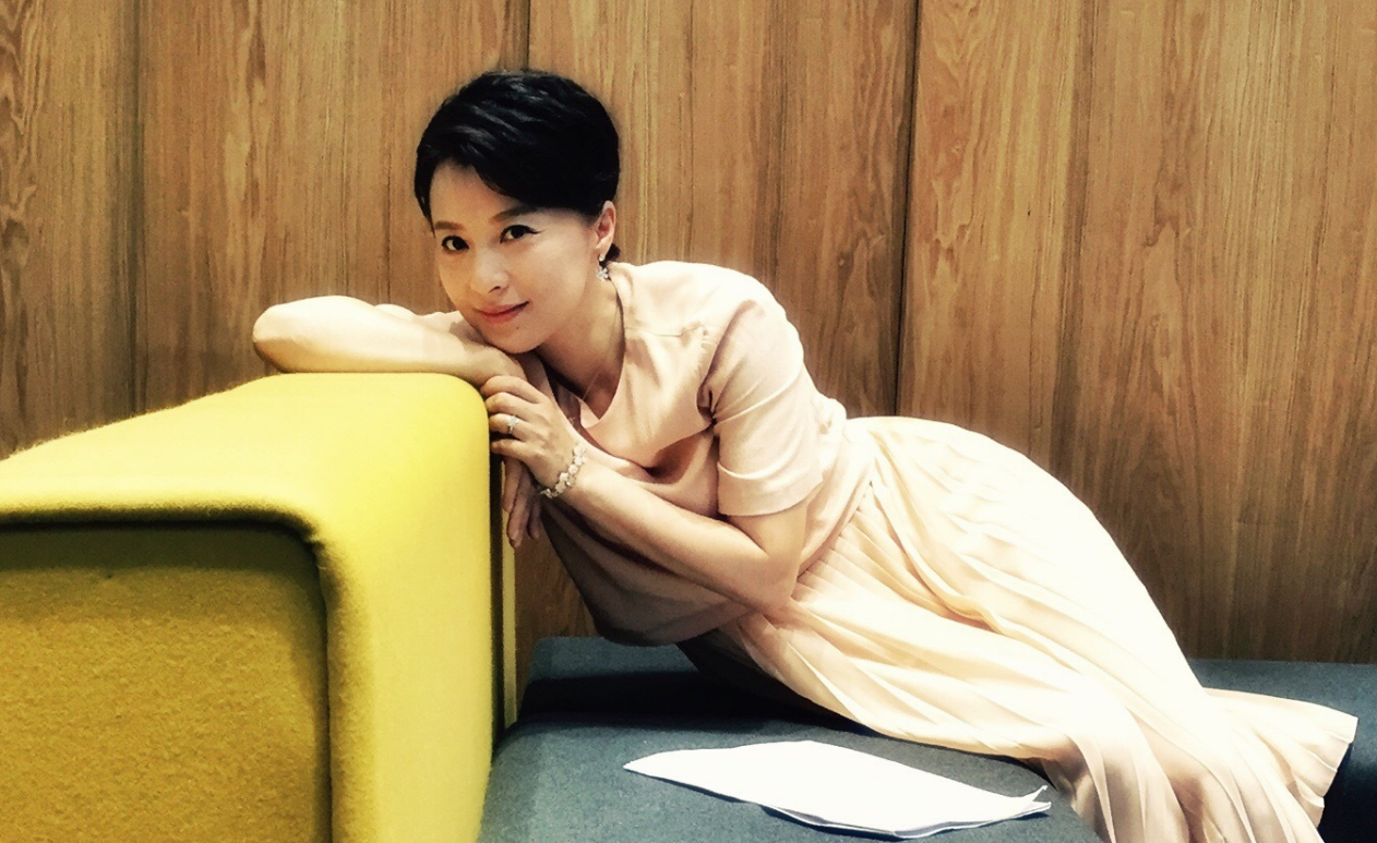 徐露:事业巅峰时隐退,下嫁大7岁导演,今48岁和19岁女儿似姐妹