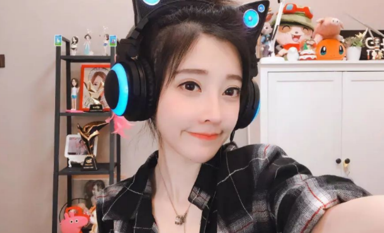 冯提莫一身粉裙出席签售会,生图颜值抗打,粉粉嫩嫩的美少女