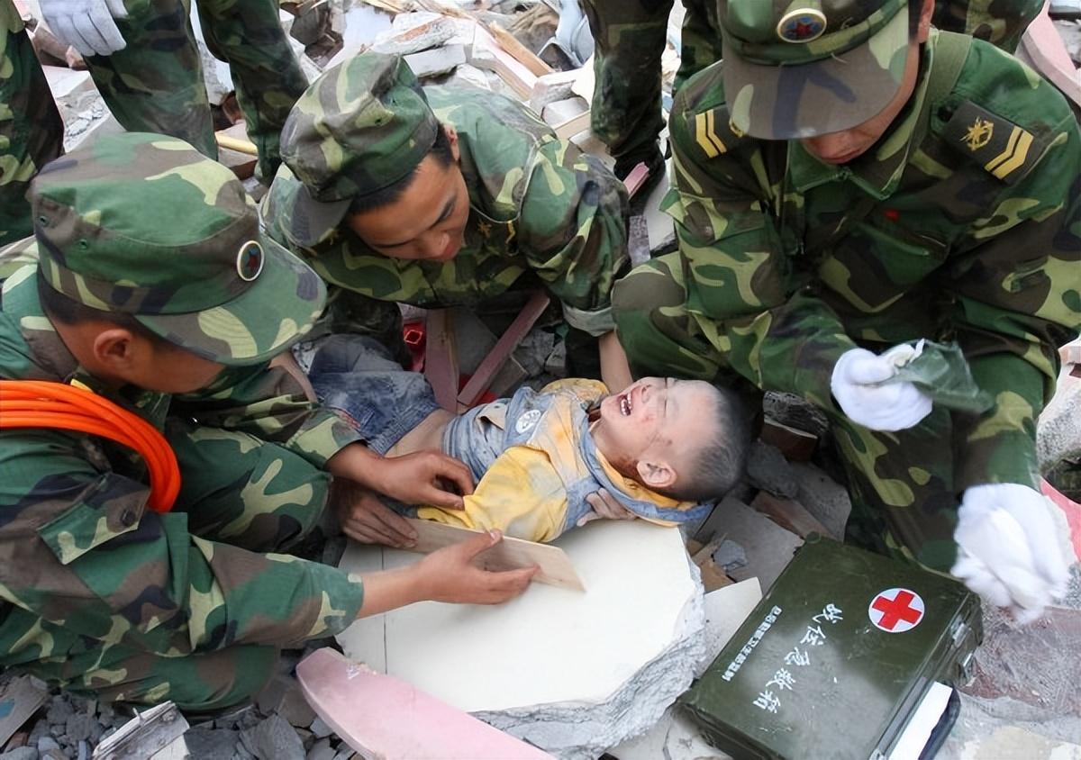 汶川大地震，哺乳9个婴儿的“警察妈妈”，后来怎么样了？__财经头条