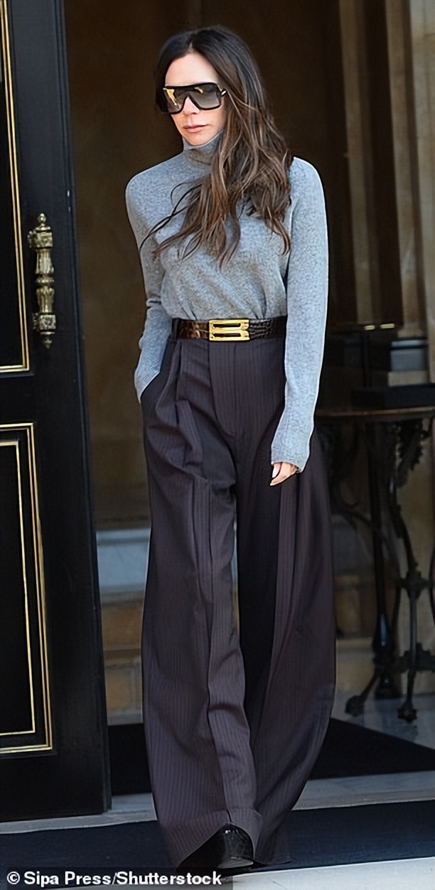 贝嫂穿毛衣配阔腿裤抵达巴黎时装周,街拍穿搭比品牌主打礼服好看