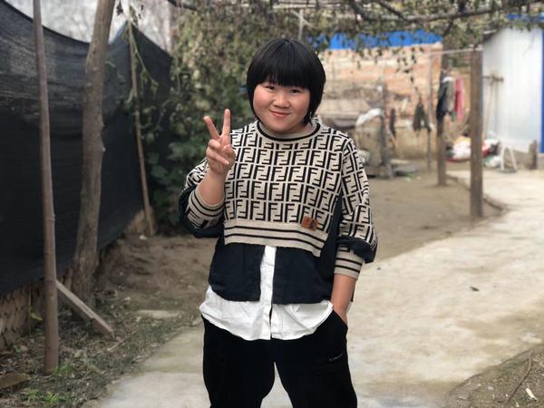 记者辗转联系到了视频中教老人练武的女孩李瑞雪,短发圆脸身材微胖,说