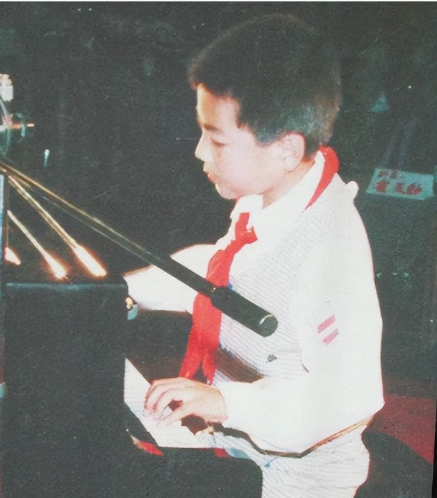 郎朗庆41岁生日晒全家福,与德国岳父罕见同框,2岁儿子长得好高