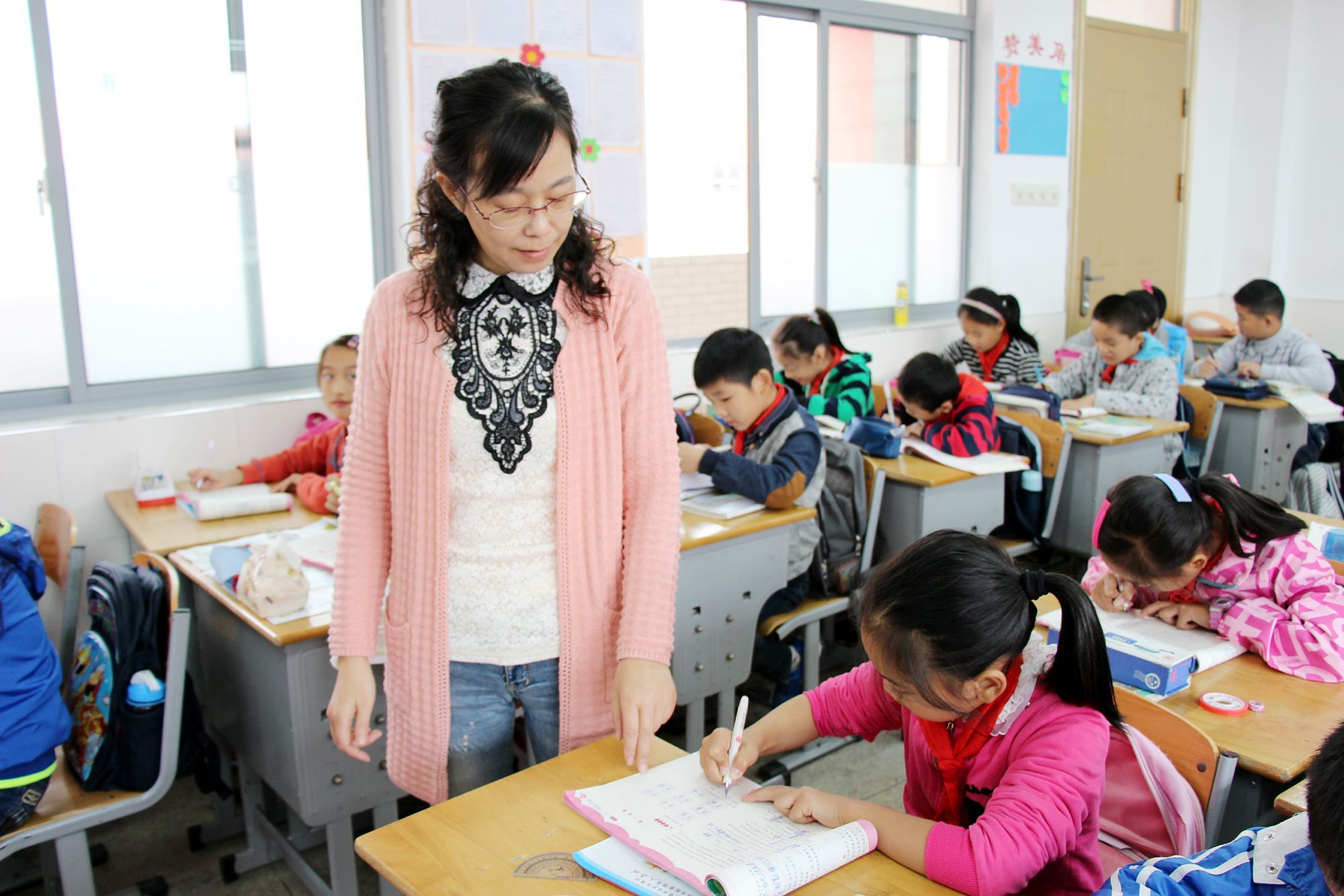 代课老师的好消息来了,有望转为"编制",有个别地区已开始实行