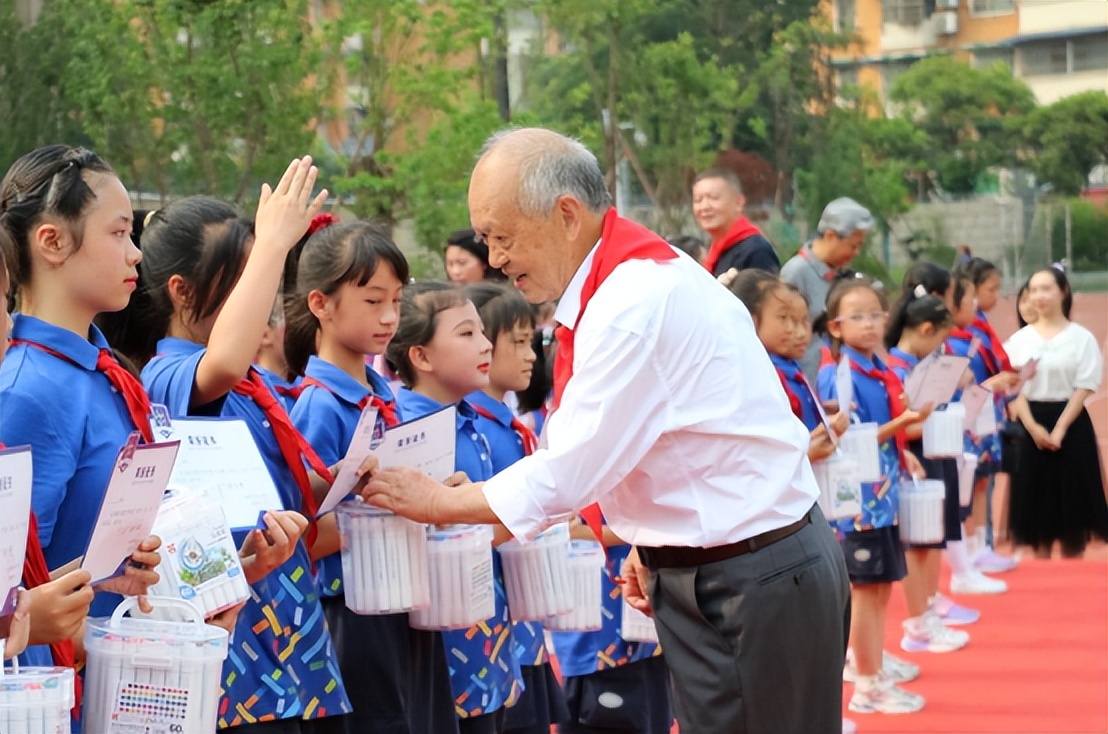 阳光三自好少年,童心童趣创未来 成都站东小学欢庆"六一"