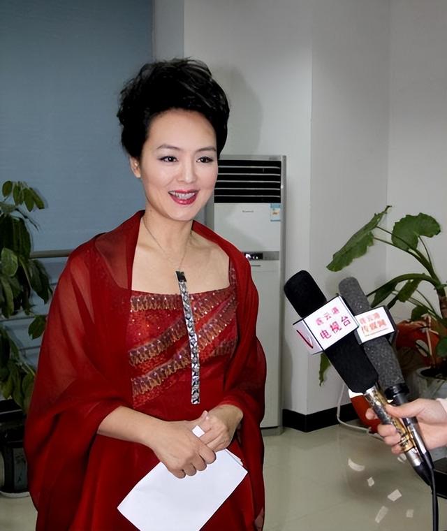 央视主持人孙小梅:曾经被万人追捧,事业巅峰却隐退幕后