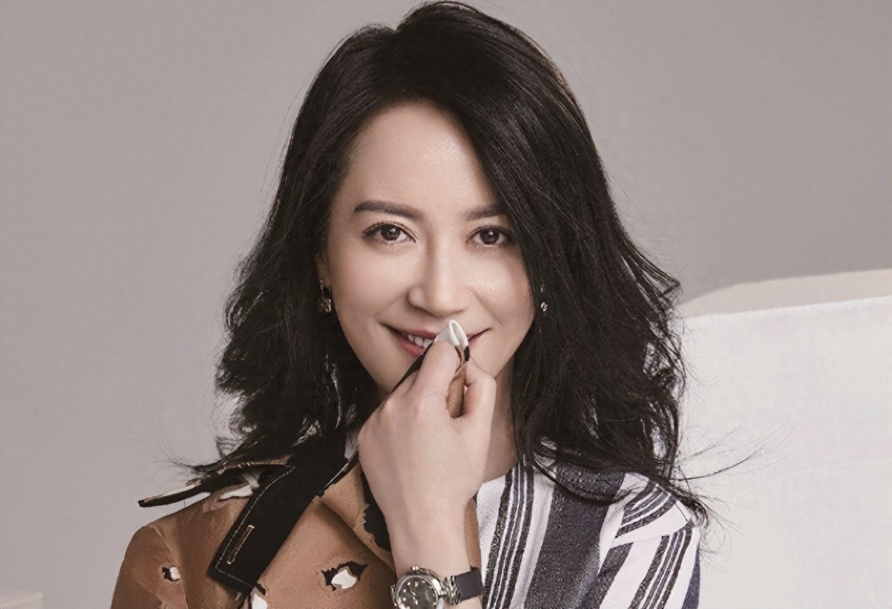 俞飞鸿出生于浙江杭州,优越家庭条件给她提供了自由发展的条件.