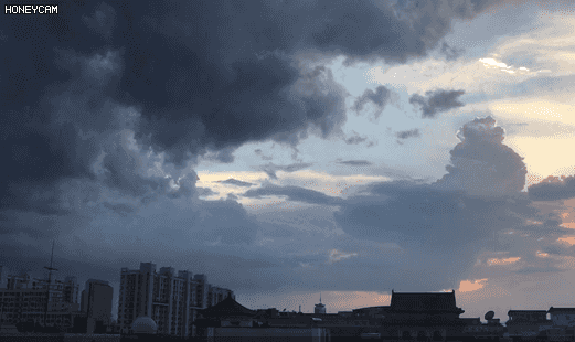 精华|雨过天晴，京城天空霞光如金色瀑布！宛如一幅“流动”的水墨画