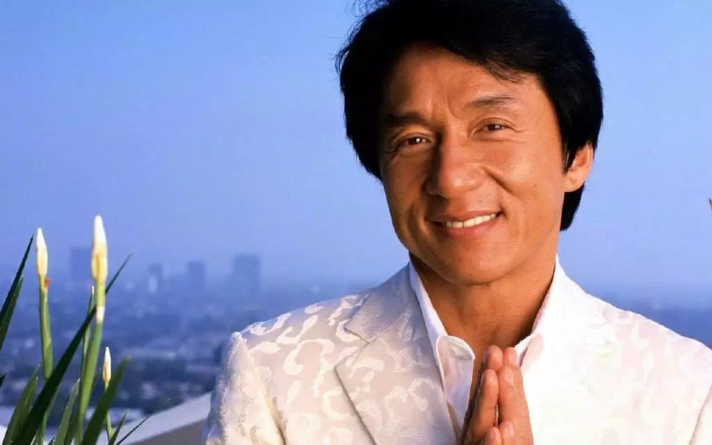 成龙再次爆绯闻,手搭女孩肩上,网友:是这女孩故意设计吧