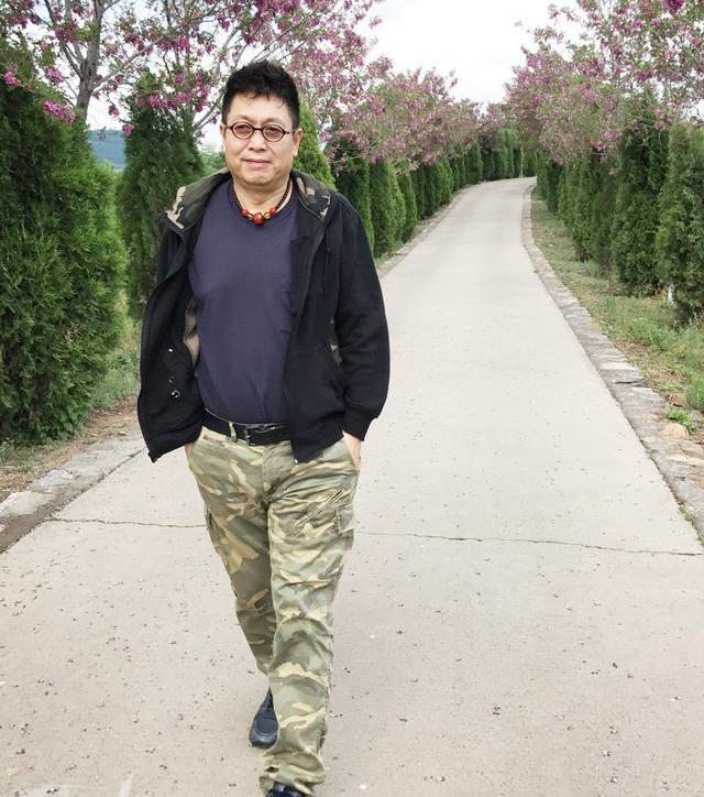 61岁王为念近照曝光,年纪越大事业越好,可爱情婚姻却成难题