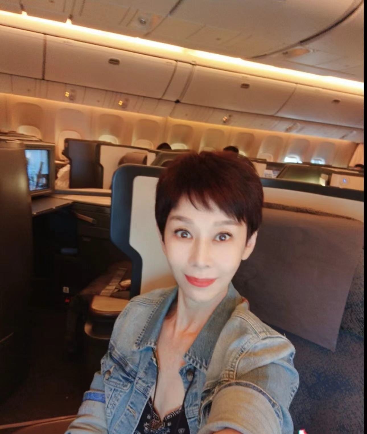 正大综艺主持团聚会:李秀媛王雪纯激动相拥,程前变样撞脸李连杰