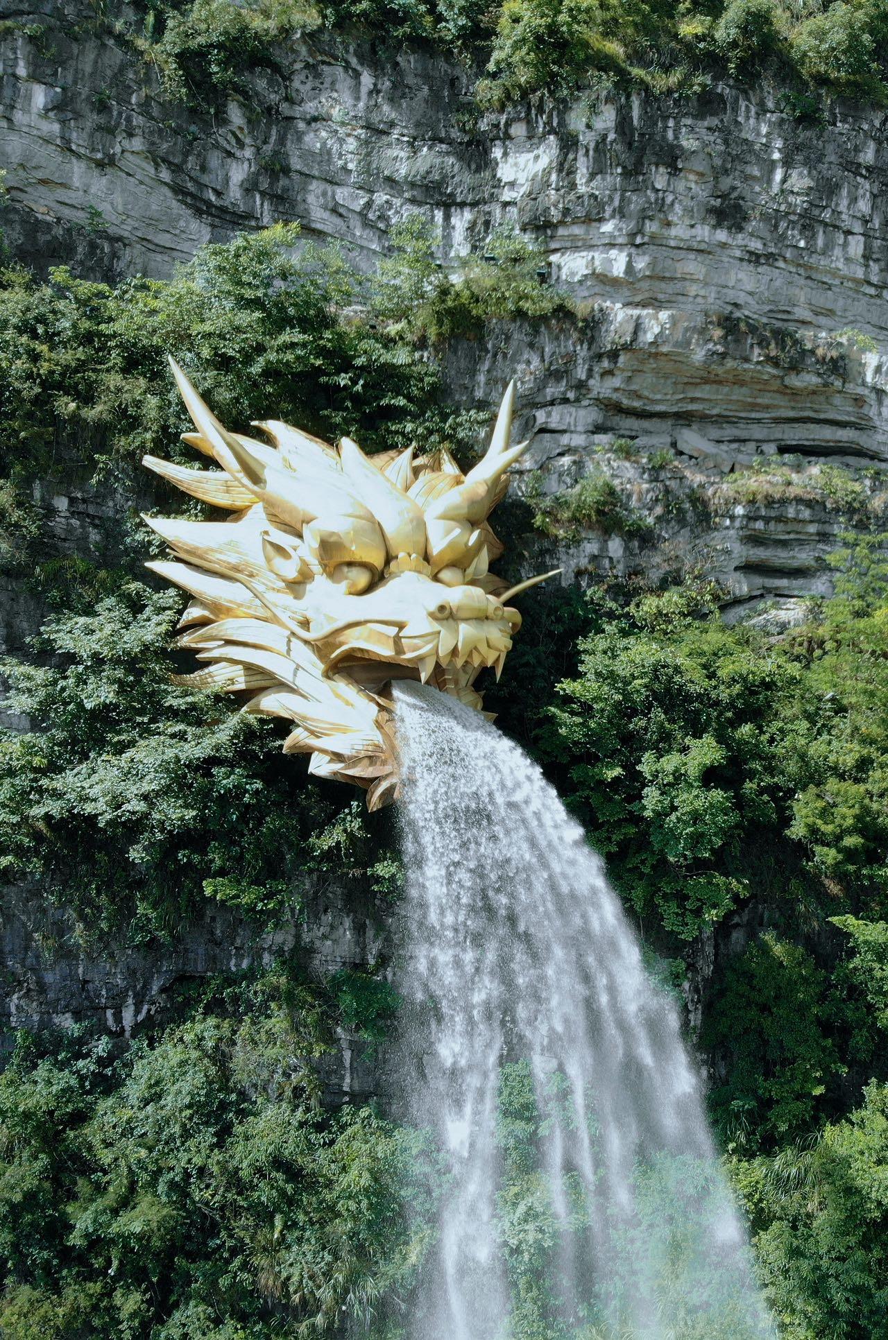 贵州绝壁黄金水龙头,12吨金龙喷泉,造价上千万