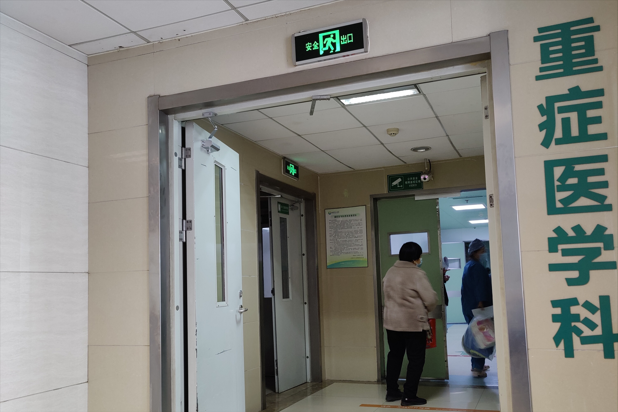 icu病房外的3个见闻,揭开了生死背后的生活真相