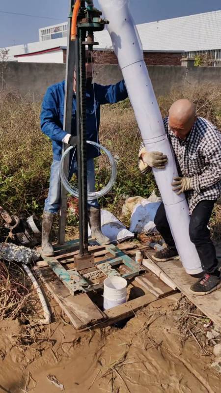 160管水井一个人抱着下管,一个人拉着长铁丝,水管不会掉下去-度小视