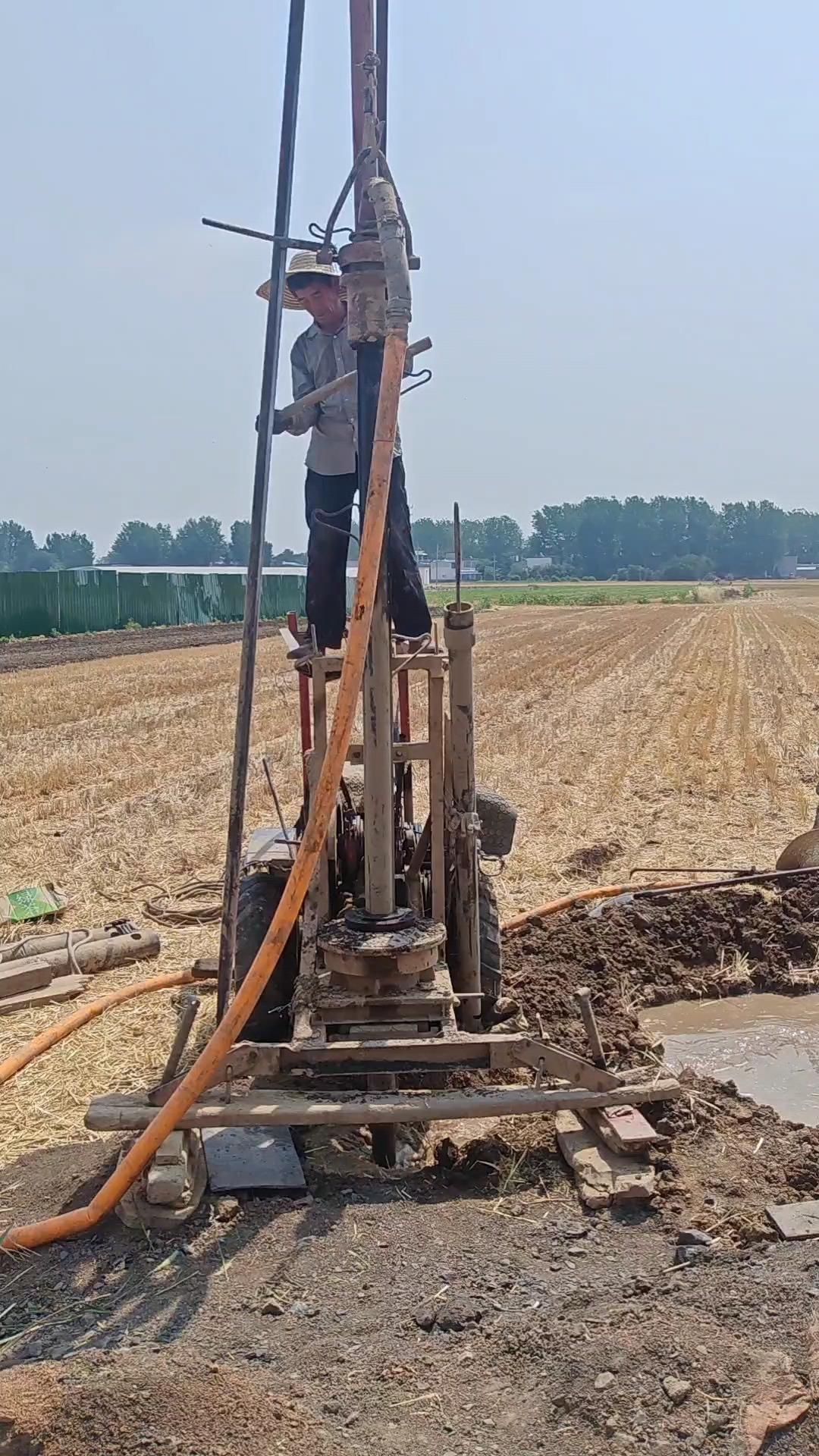 用了20年的磨盘钻机,还得站到钻机上打井-度小视