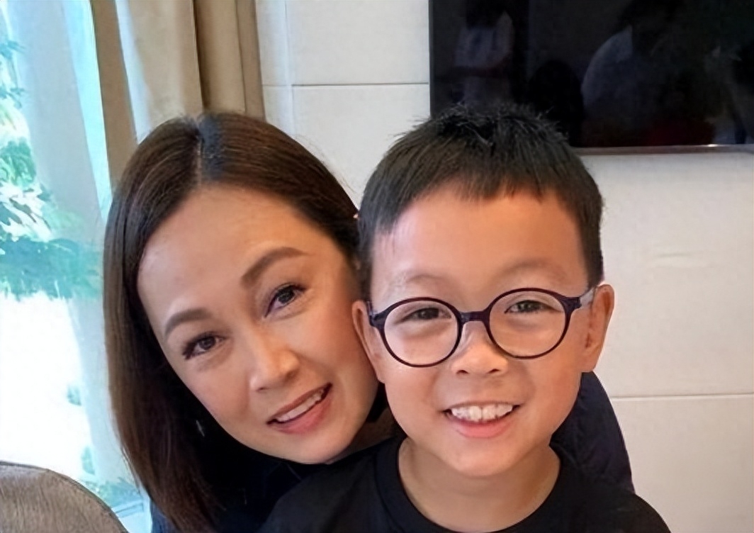 竟无法认出这张照片的女主人公竟然是曾经tvb五美之一的姚莹莹