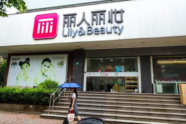 美妆代运营龙头,丽人丽妆:拓展新兴渠道 自有品牌,估值重塑