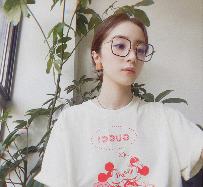 胡冰卿素颜居家照似邻家姑娘,化妆出门秒变御姐,这风格真的爱了