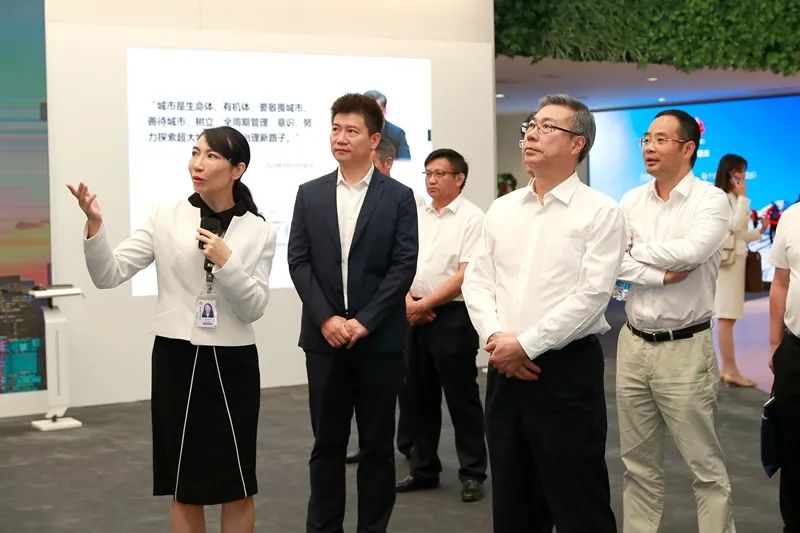 陈冰冰在深圳考察华为技术有限公司