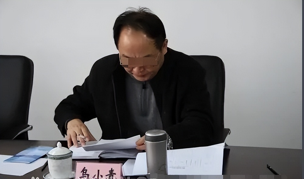 回顾 重庆高院局长乌小青,敛财800万,他的奢靡比你想象中更恶劣