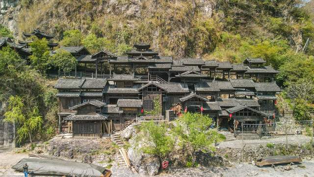 三峡人家风景区,传统的三峡吊脚楼,巴王寨民俗歌舞很有特色