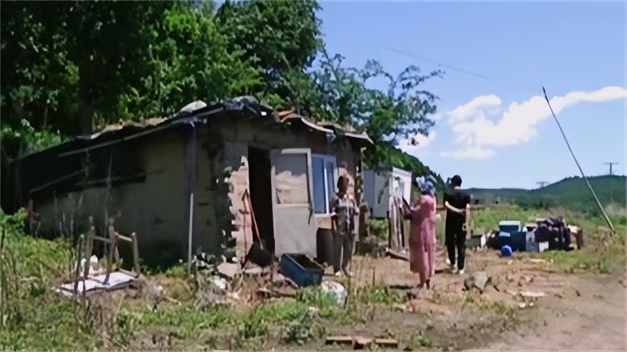 黑龙江"蛇女"刘玉平:06年收留一条蛇,隔天拖家带口一住17年