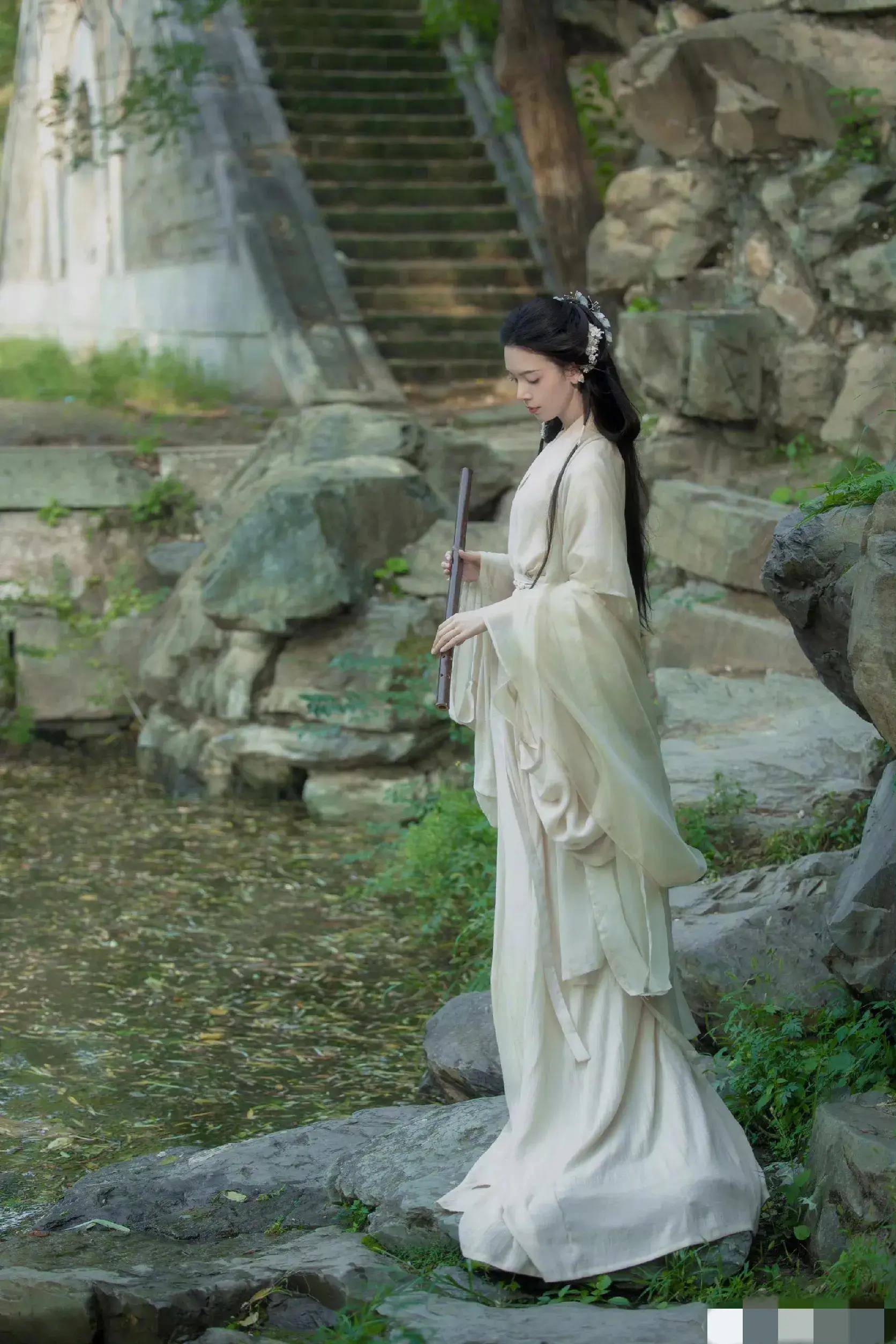 陈瑶29岁生日晒古风写真,空灵轻盈,惊艳了流年,古风古韵国风热