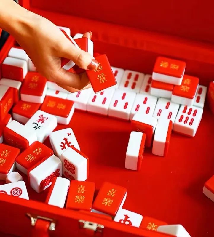 喜乐home 除了外盒上有只精神抖擞的老虎外,打开后一张张红色的麻将