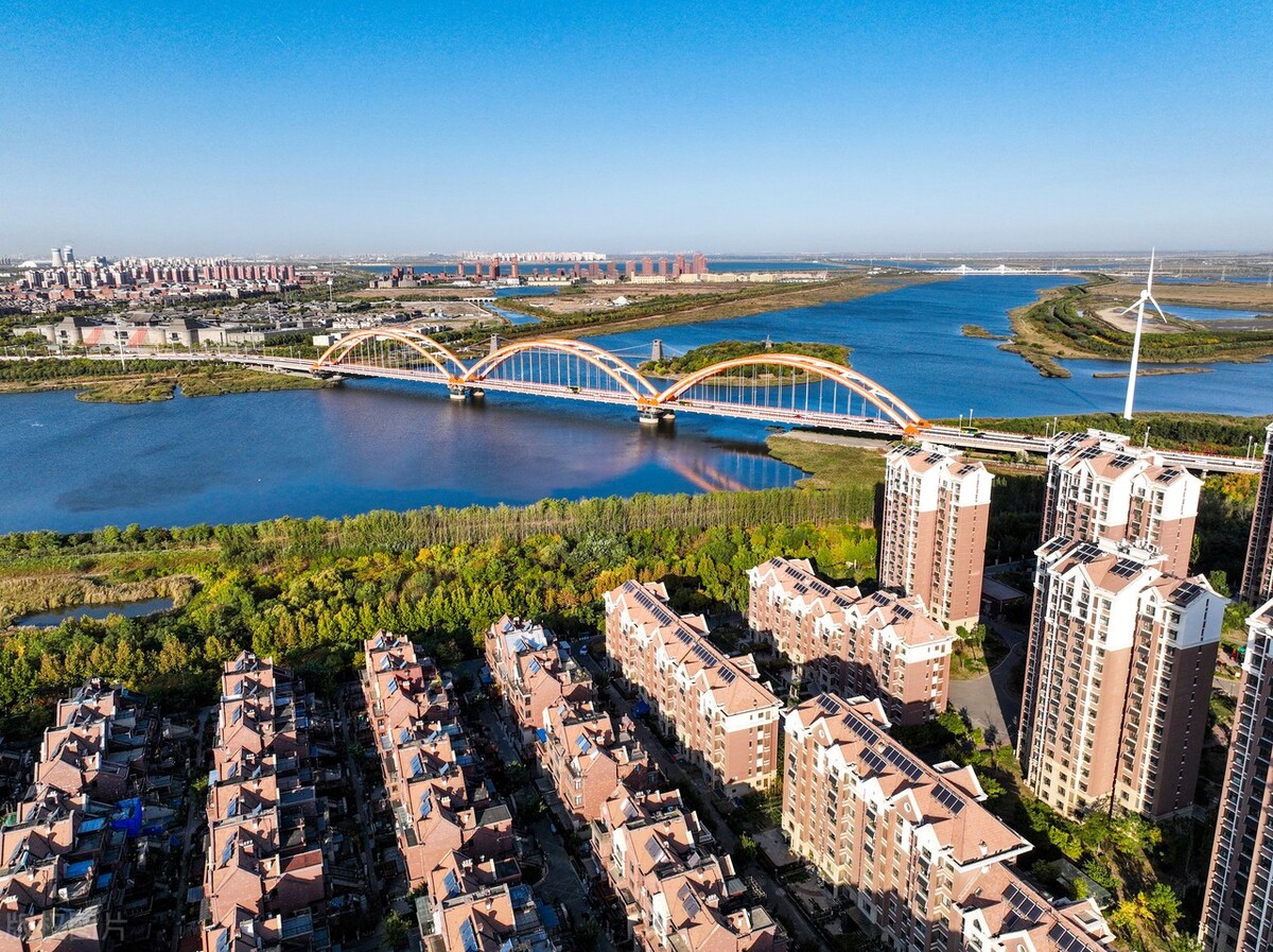 中新天津生态城彩虹大桥秋景,如同缤纷织锦簇拥在浩渺秋色之中