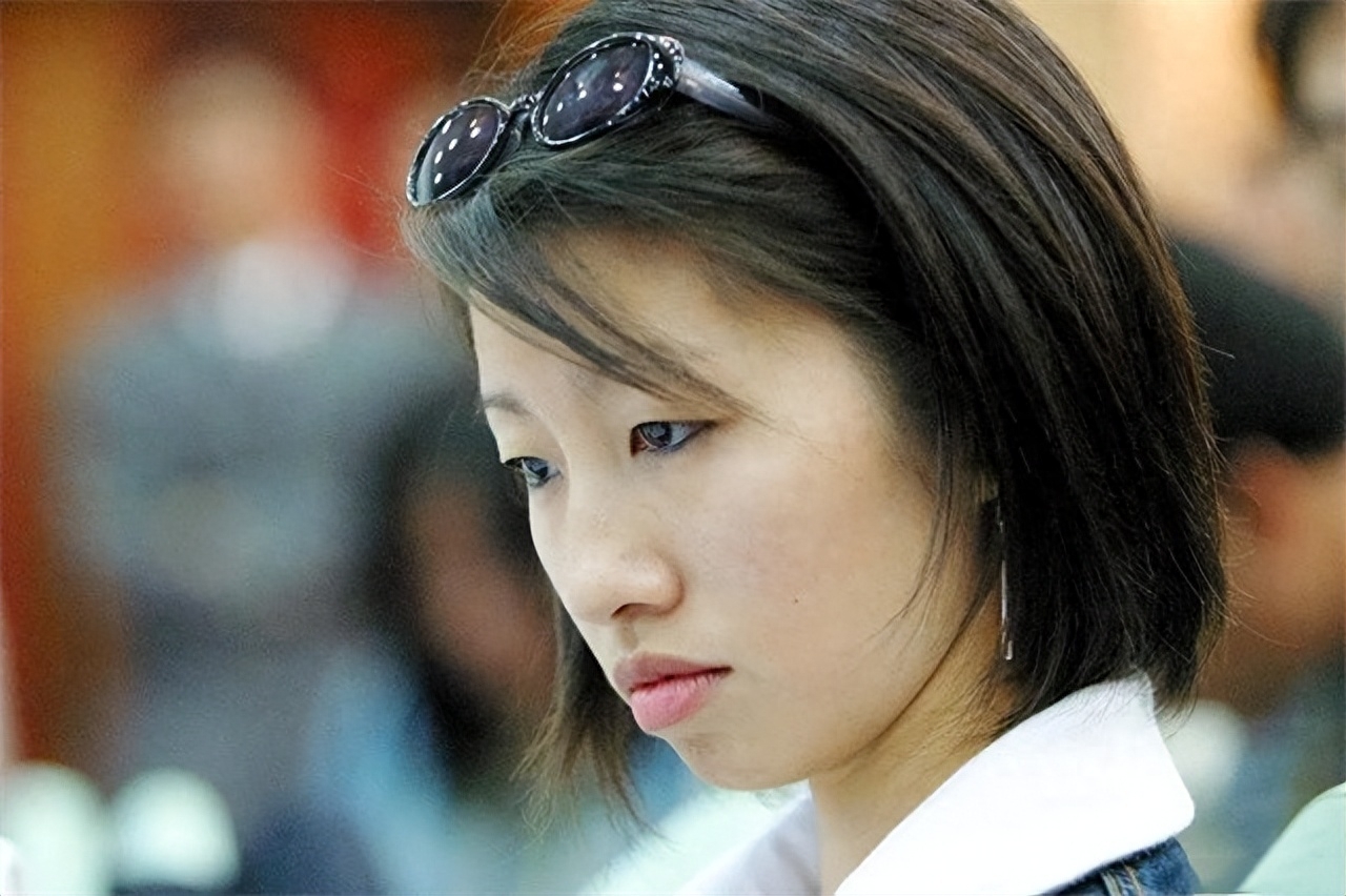 1994年,18岁的陆莉由于病痛折磨,选择了退役,进入体育大学学习,第二年