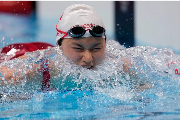 被弃养婴儿,今站奥运之巅,加拿大夺金女泳将无惧疾患转攻短程