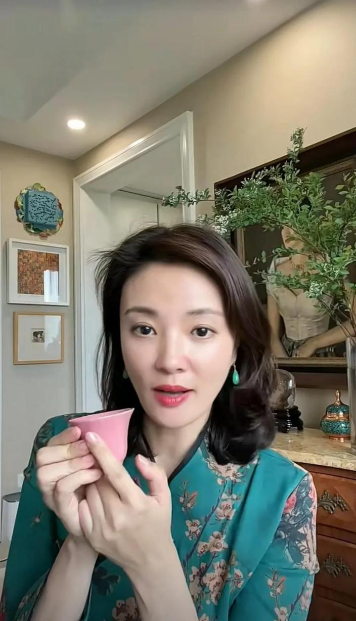 刘芳菲前男友被判死缓,富豪丈夫入狱去世,如今还是孑然一身