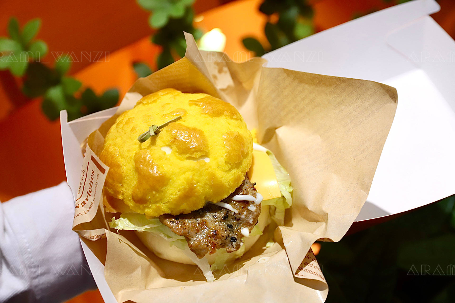 吃菠萝包还在夹黄油吗?咸甜口的猪扒菠萝包你吃过吗?