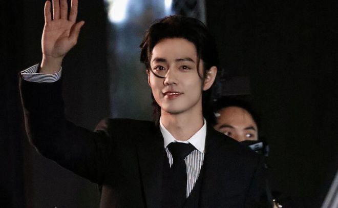 肖战海外之行人气爆棚!西装革履配狼尾,又酷又帅!粉丝心动不已