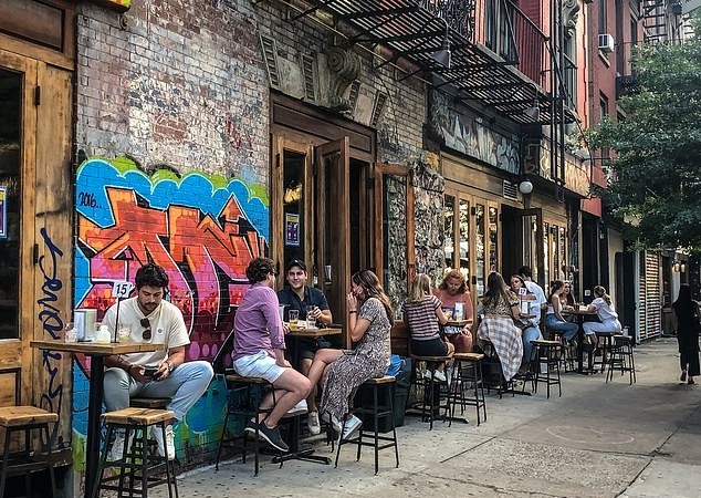 18000人死亡的教训还不够?纽约人纷纷挤进酒吧,疫情防控添变数