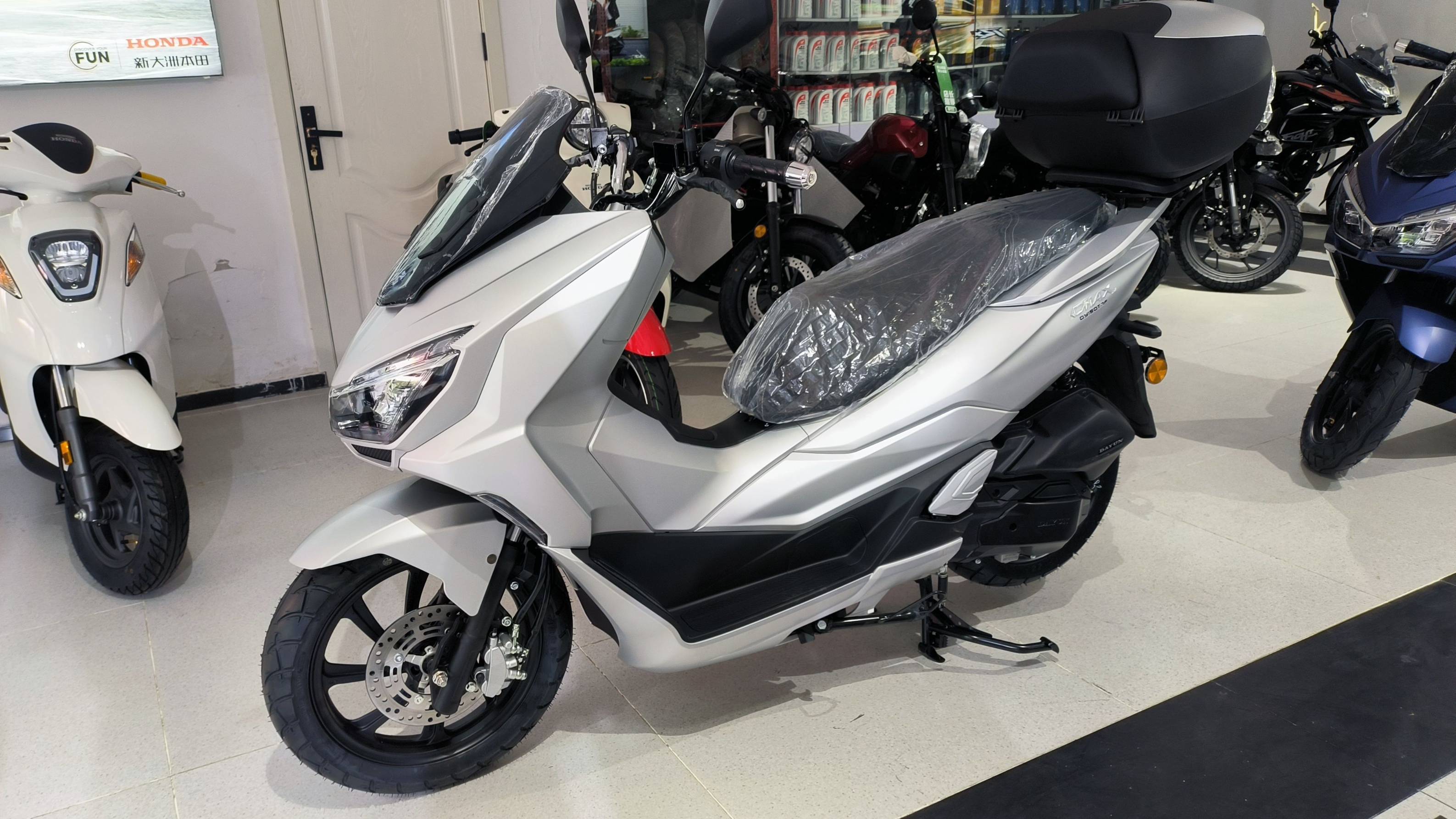 盘点10台大油箱长续航的150水冷踏板,第一名和第十名相差6.2升